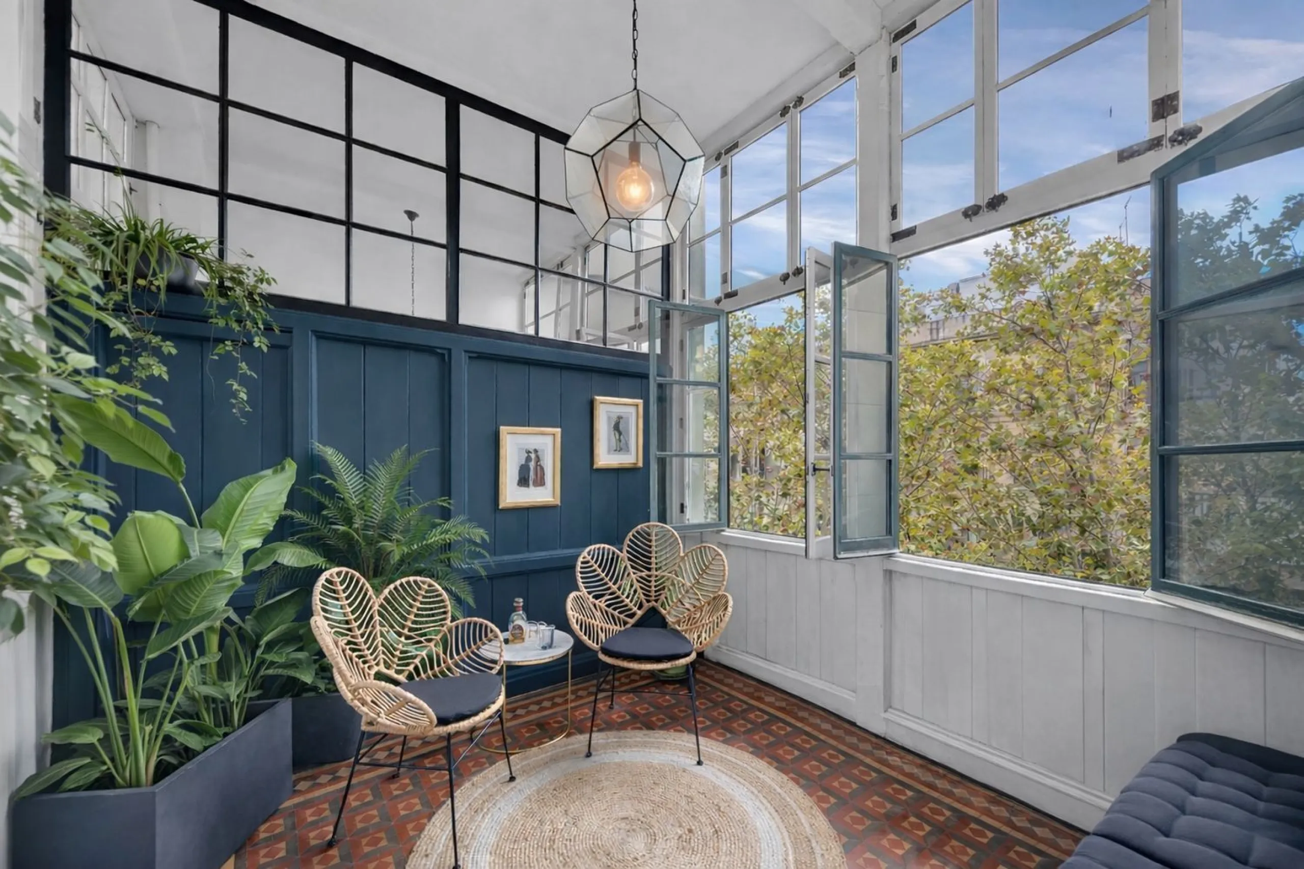 Renovated apartment with gallery and high ceilings near Arc de Triomf, Barcelona