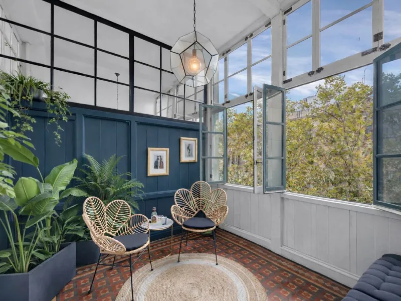 Renovated apartment with gallery and high ceilings near Arc de Triomf, Barcelona