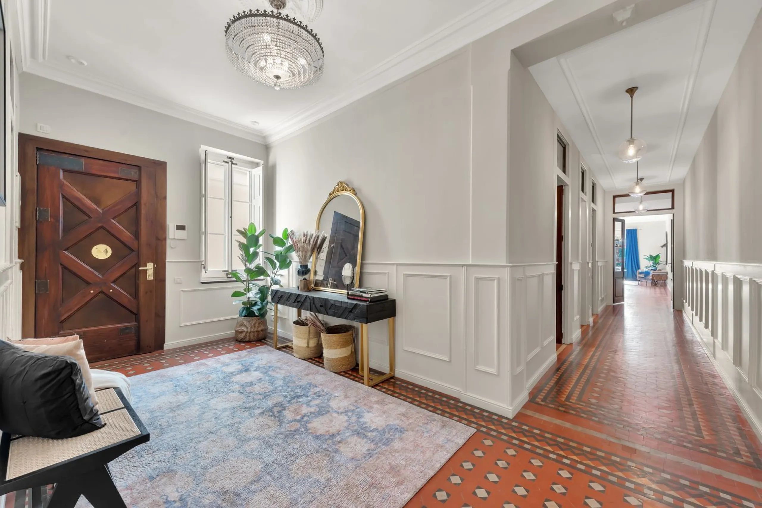 Renovated apartment with gallery and high ceilings near Arc de Triomf, Barcelona