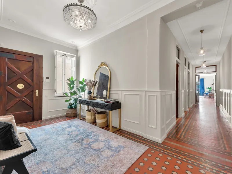 Renovated apartment with gallery and high ceilings near Arc de Triomf, Barcelona